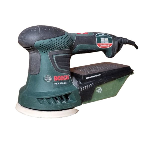 photo d'une ponceuse excentrique filaire Bosch de couleur verte munie d'un bac de récupération de poussières