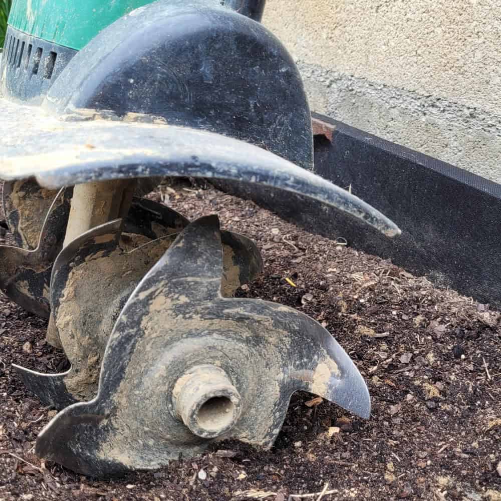 image montrant une vue détaillée des lames de la motobineuse