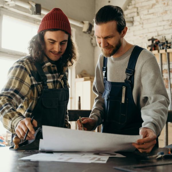 Deux artisans en train d'étudier un plan ensemble