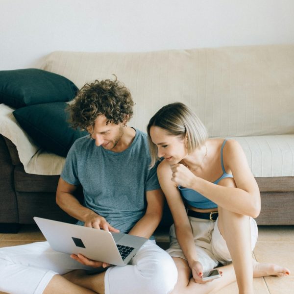 un couple est en train de parcourir les outils disponibles sur vitemonoutil.fr