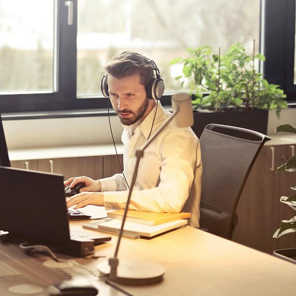 une personne du service client répond par téléphone à une demande client