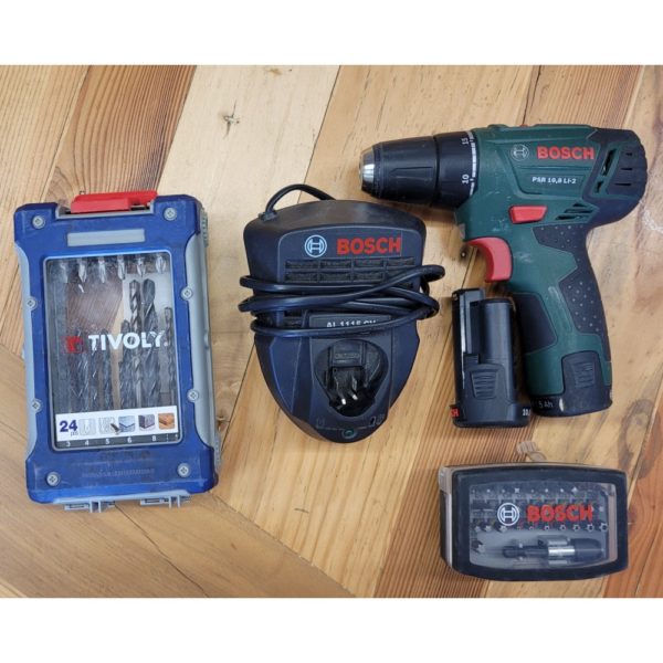 Kit complet pour percer et visser, vue d'une perceuse avec batteries chargeur et un kit perçage vissage